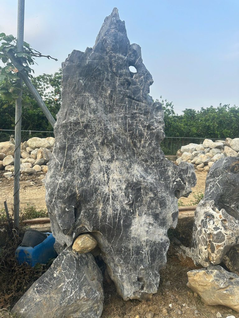 Đá lũa Hòa Bình trang trí sân vườn
